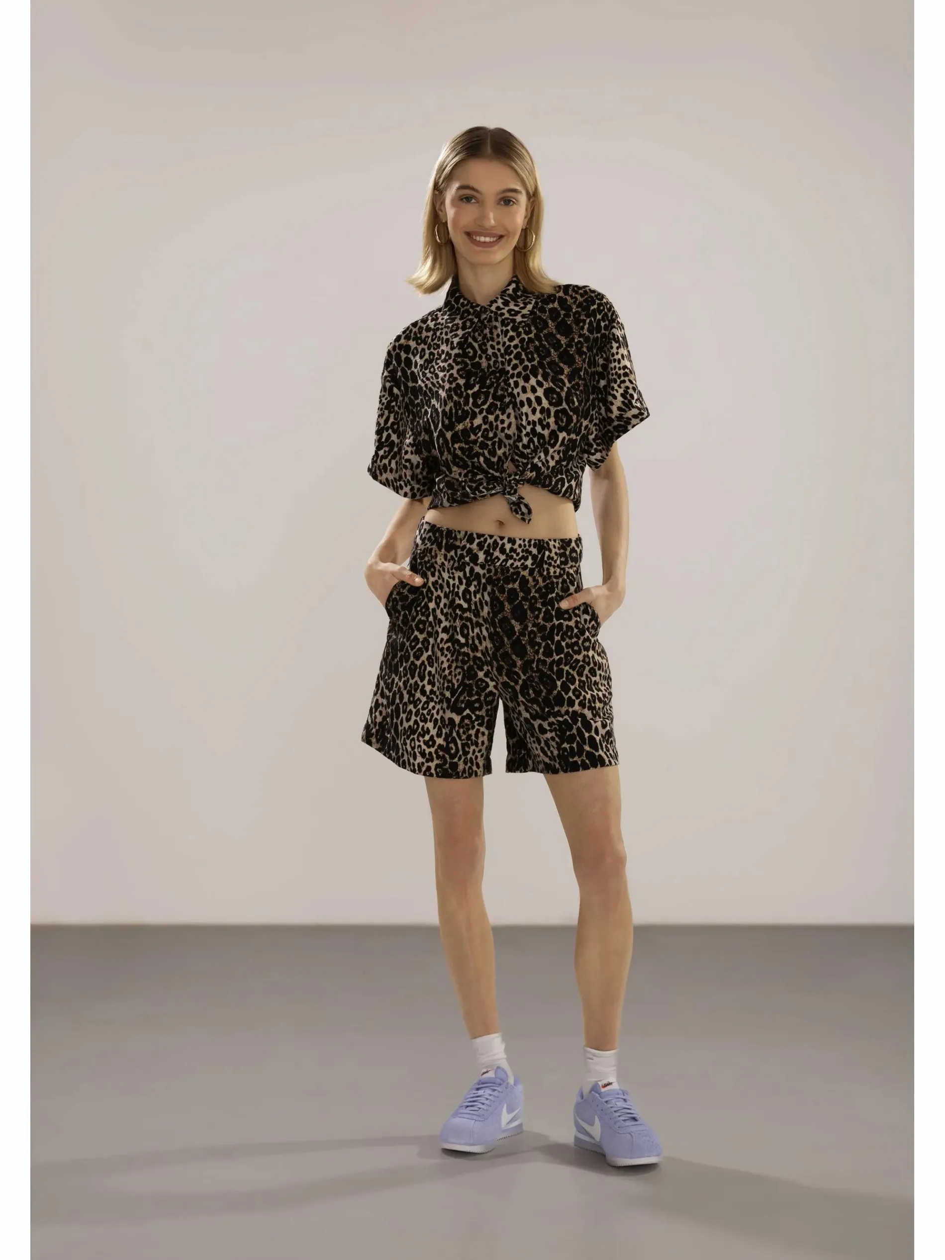 Damen Bluse im Leoprint mit kurzem Arm
