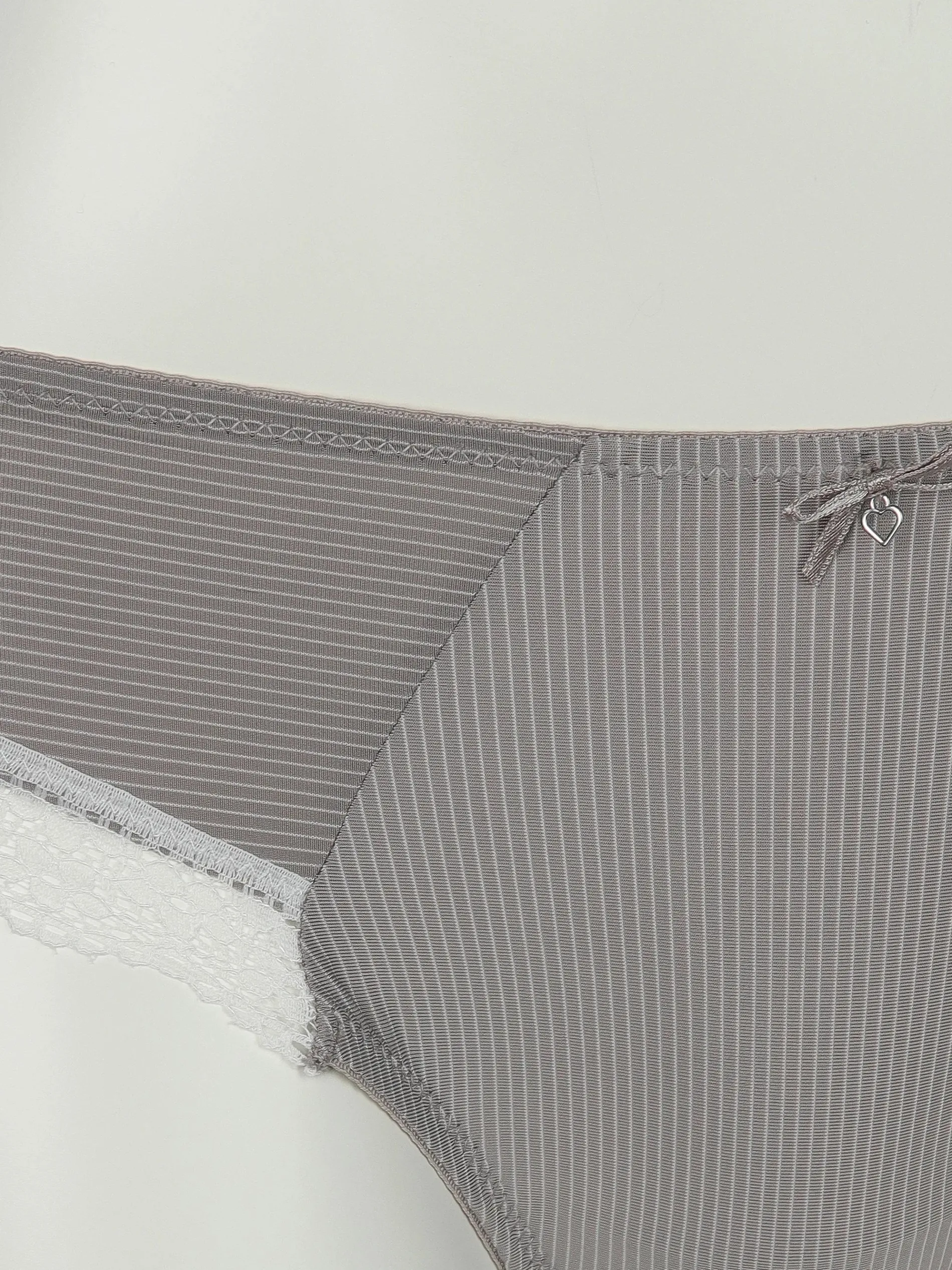 Damen Slip mit Spitzenbesatz