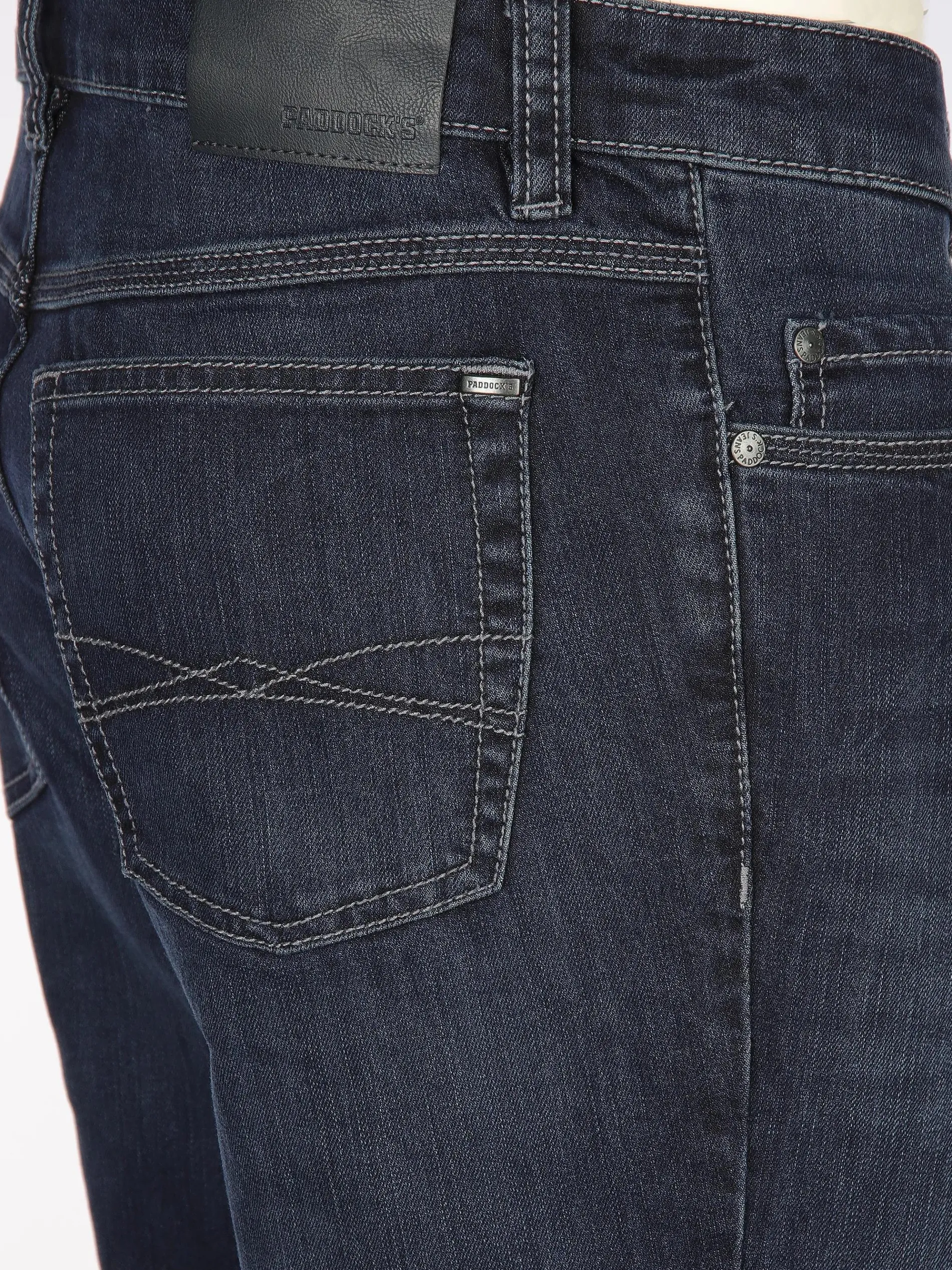 Herren Jeans in dunkler Waschung