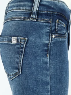 Jungen Jeanshose mit wärmender Innenseite