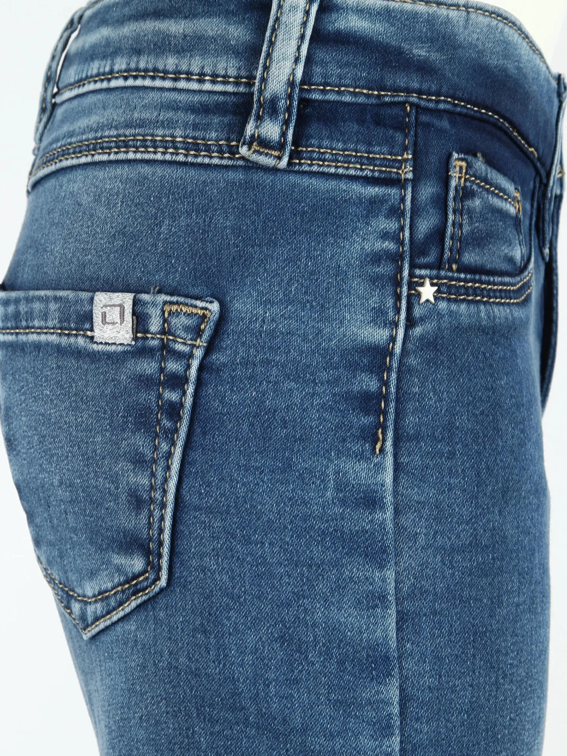 Jungen Jeanshose mit wärmender Innenseite