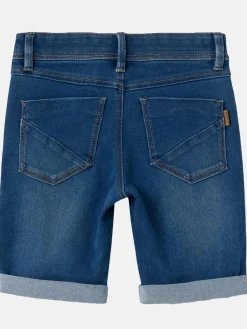 Jungen Shorts in kurzer Form